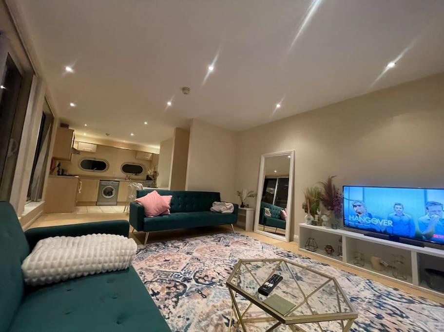 Centre Free Parking And Wifi Sleeps 6 *